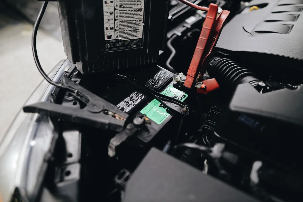Stockfoto einer Fahrzeugbatterie im Motorraum